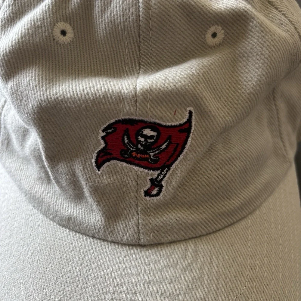 NFL Tampa‎ Bay Buccaneers Hat Strapback Cap OSFM Hat Beige